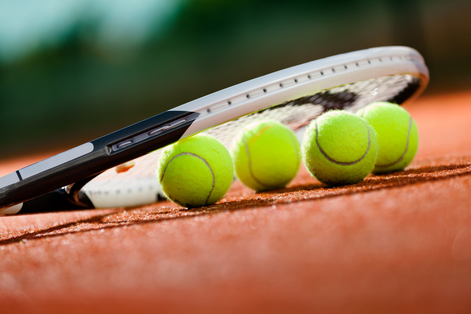 Zestaw początkującego tenisisty - rakieta oraz piłeczki tenisowe